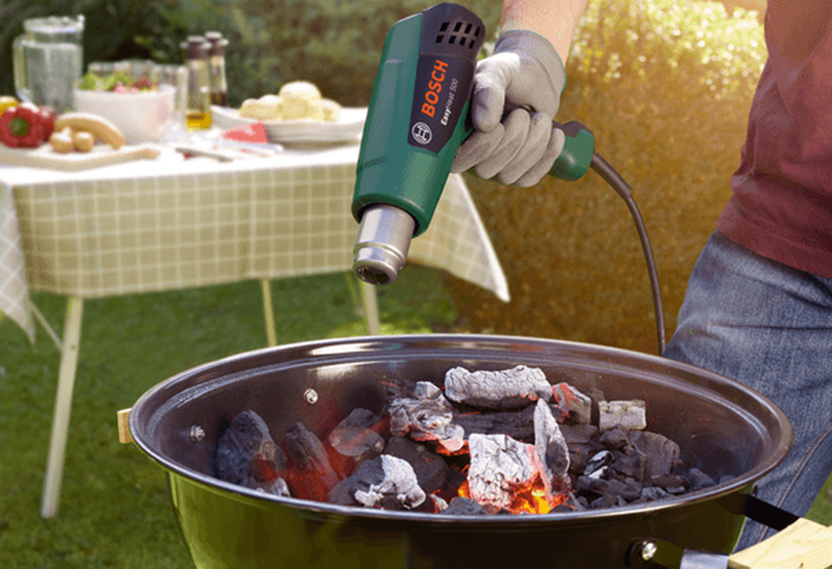 Απεικονίζεται ξεκίνημα ψησταριάς με τη χρήση του πιστολιού.